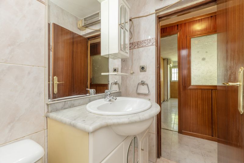 Bathroom Cabinet Makeover